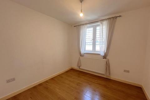 2 bedroom flat to rent, Chapel Street, Woking GU21