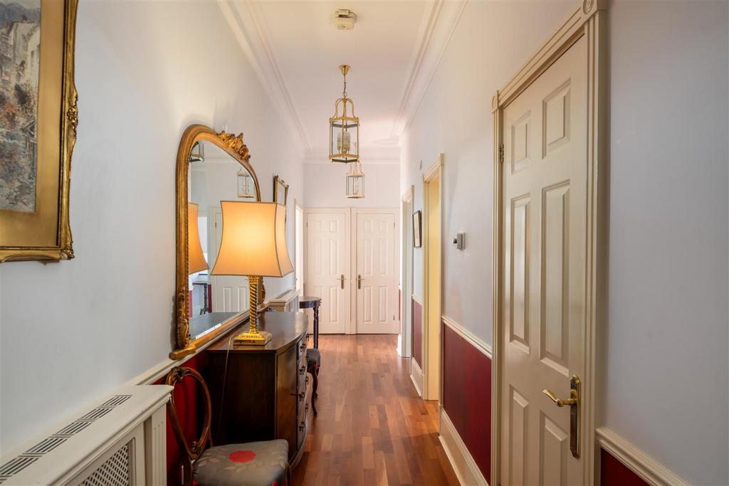 25 Holmesdale Park internals10.JPG