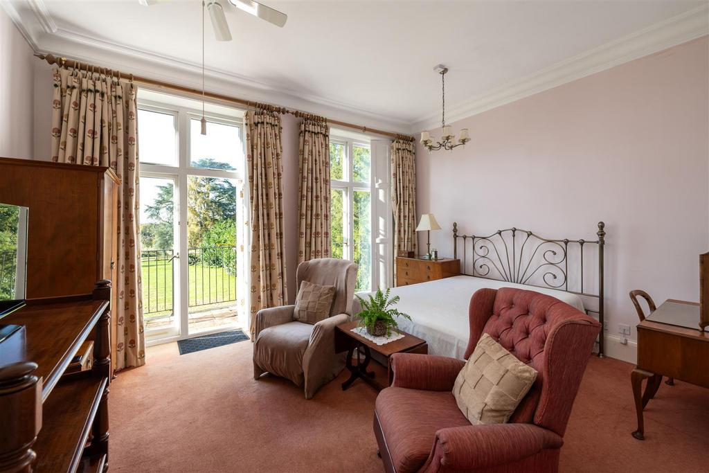 25 Holmesdale Park internals19.JPG