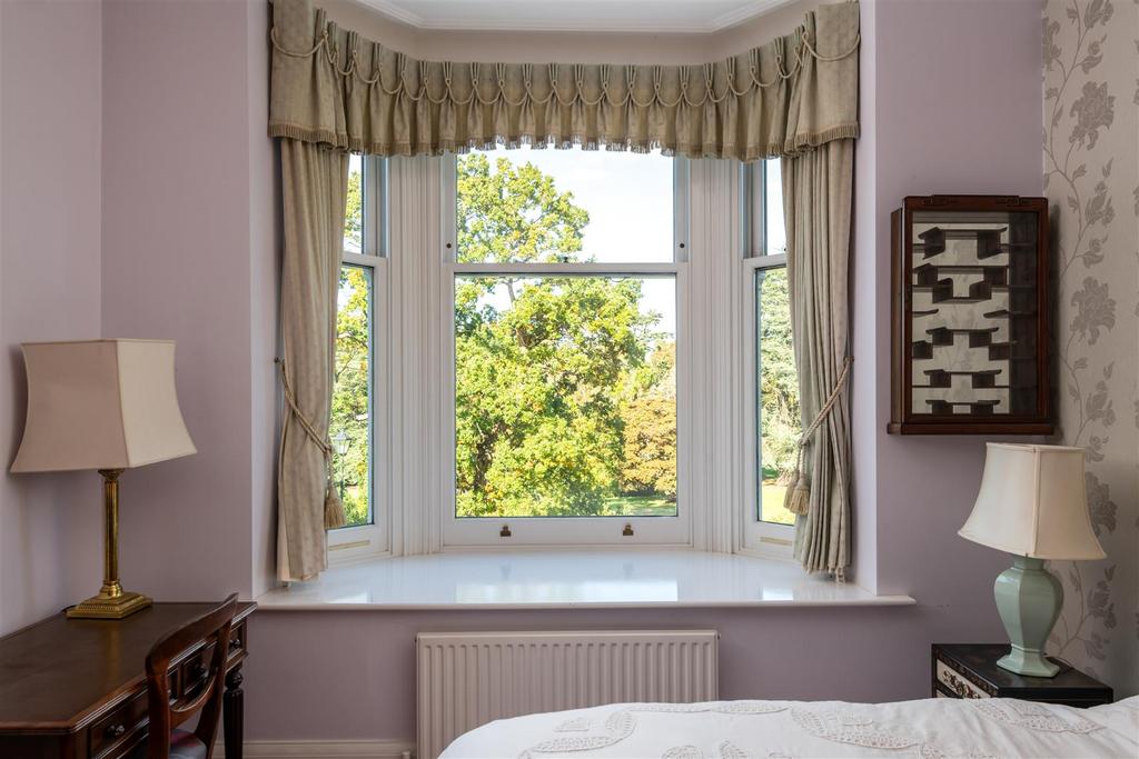25 Holmesdale Park internals15.JPG