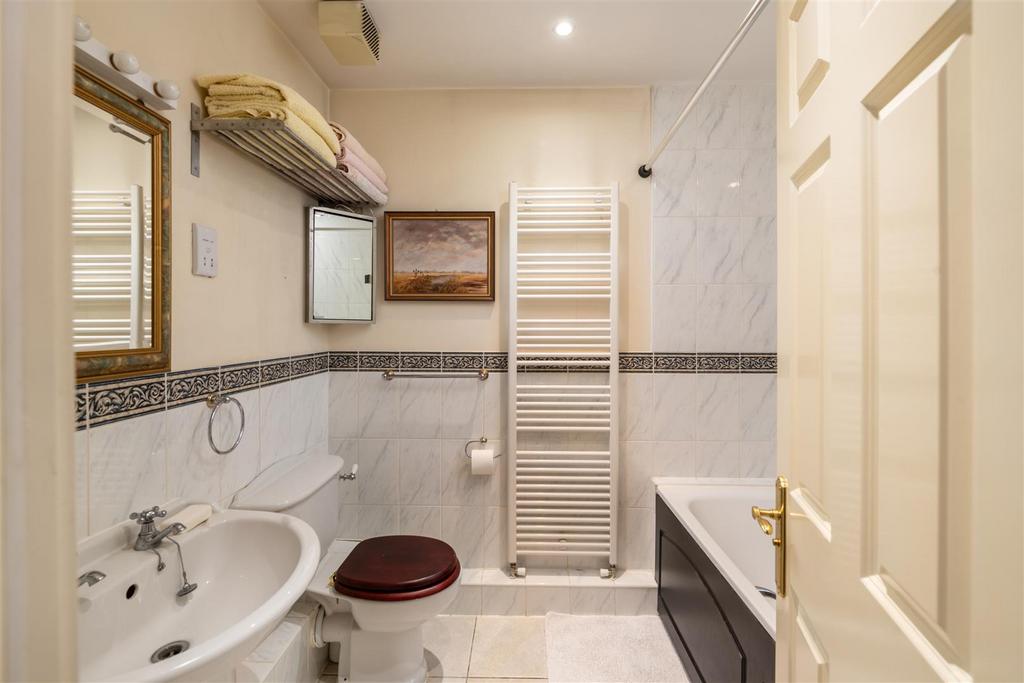 25 Holmesdale Park internals12.JPG