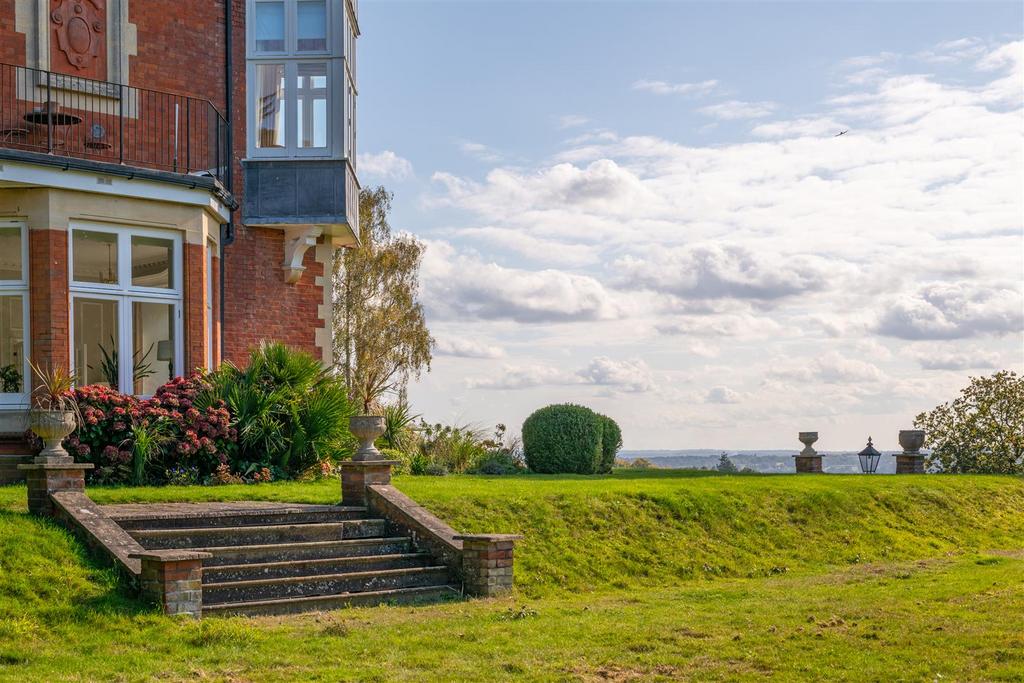 25 Holmesdale Park externals-17.jpg