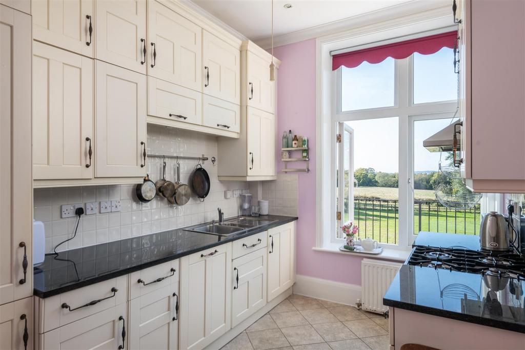 25 Holmesdale Park internal-6.jpg