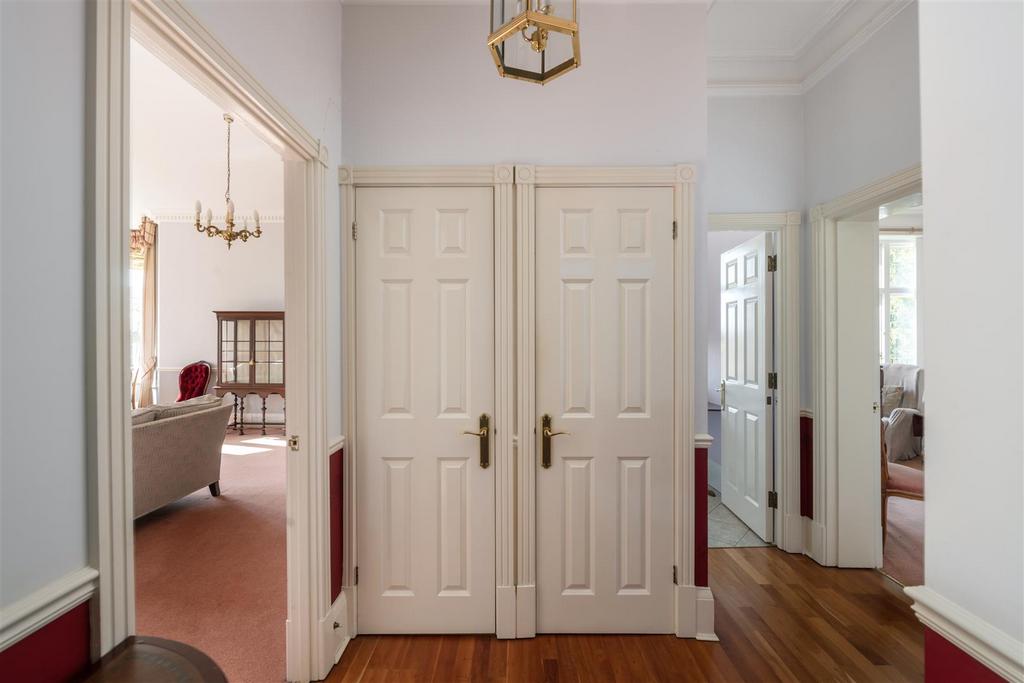 25 Holmesdale Park internals11.JPG
