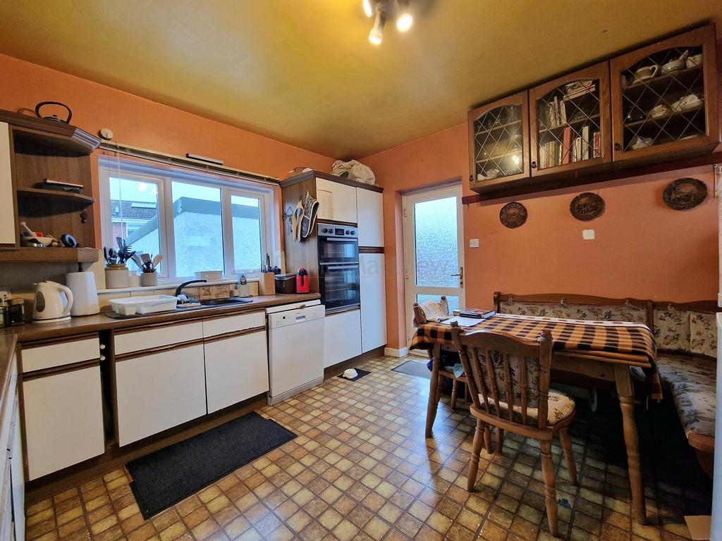 Kitchen/ Breakfast Room