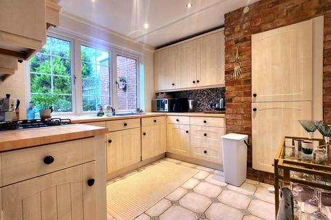 2 bedroom cottage to rent, Windlesham,  Surrey,  GU20