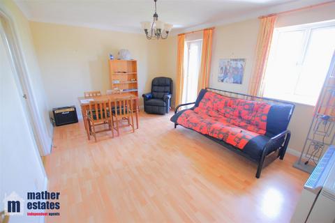 2 bedroom flat for sale, Walsingham Close, Hatfield