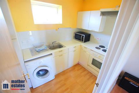 2 bedroom flat for sale, Walsingham Close, Hatfield