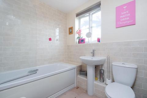 2 bedroom flat for sale, Carterton,  Oxfordshire,  OX18