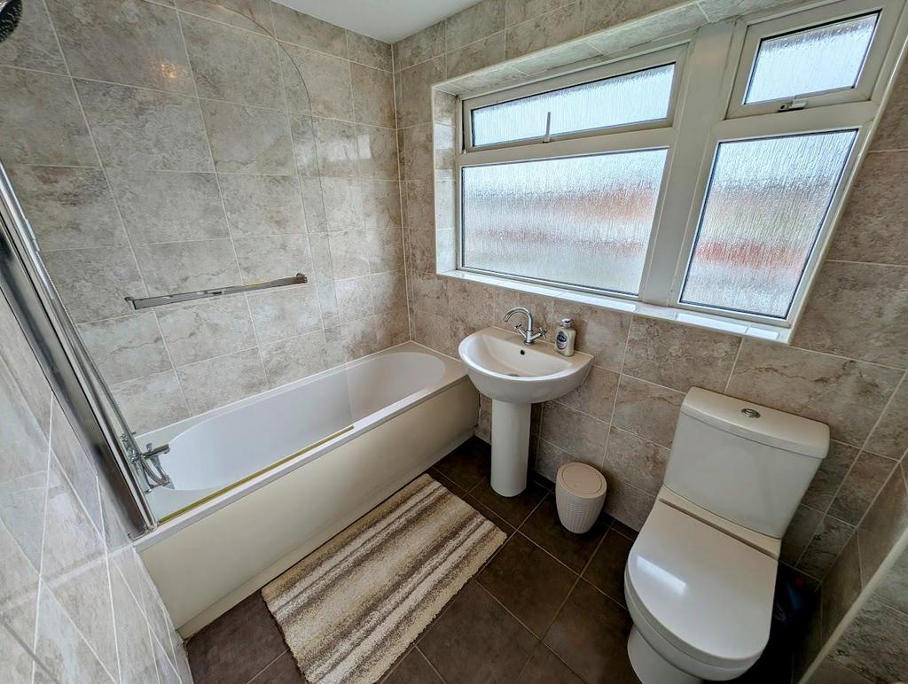 125 Edgeworth bathroom.jpg