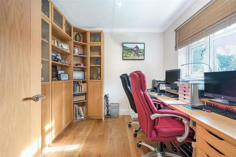 Arveka Alcocks Close, Kingswood, Tadworth, KT20 6BG