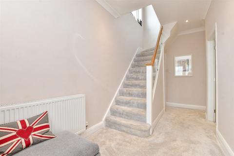 20 Garden Close, Banstead, SM7 2QB