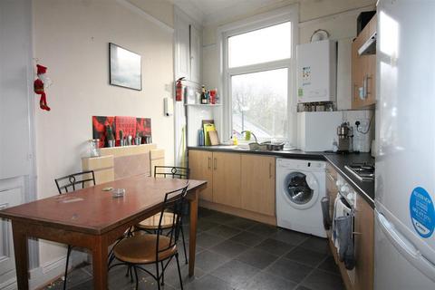 3 bedroom flat to rent, The Crescent, Hyde Park, Leeds