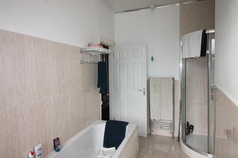 3 bedroom flat to rent, The Crescent, Hyde Park, Leeds