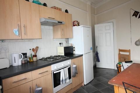 3 bedroom flat to rent, The Crescent, Hyde Park, Leeds