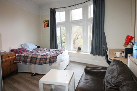 3 bedroom flat to rent, The Crescent, Hyde Park, Leeds