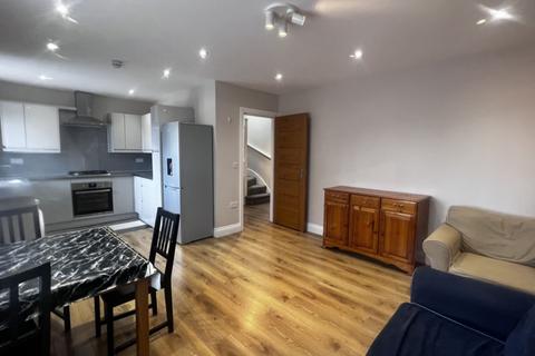 2 bedroom flat to rent, Perstwood  Avenue, Kenton, HA3