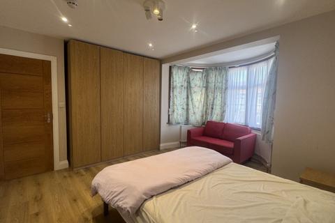 2 bedroom flat to rent, Perstwood  Avenue, Kenton, HA3