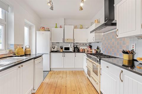 16 Johns Road, Meopham, Gravesend, DA13 0LP