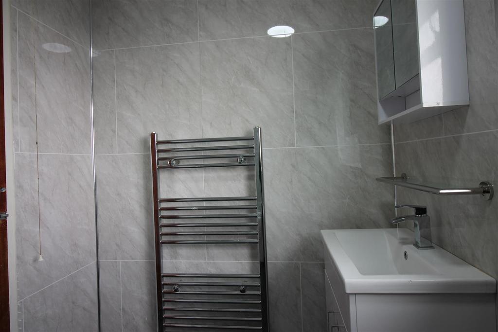 12 EM- Bathroom 2.1.JPG