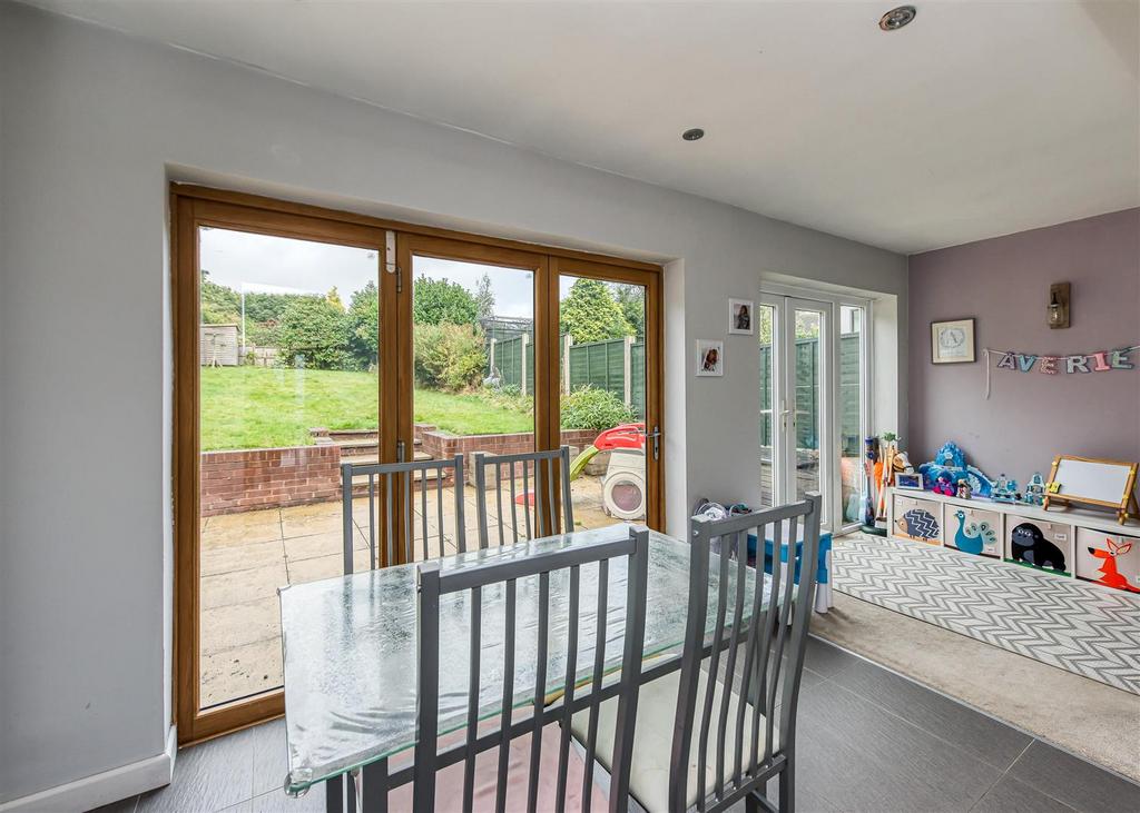 17 Sutherland Drive Dining Area.jpg