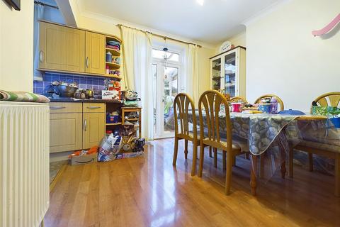 3 bedroom semi-detached house to rent, Hogarth Gardens, Hounslow