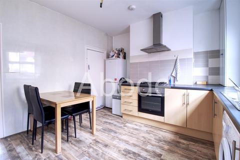 3 bedroom house to rent, Spring Grove Walk, Hyde Park, Leeds