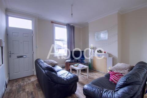 3 bedroom house to rent, Spring Grove Walk, Hyde Park, Leeds