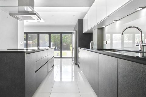Tirconnel Barrow Lane, Cheshunt, Waltham Cross, EN7 5LN