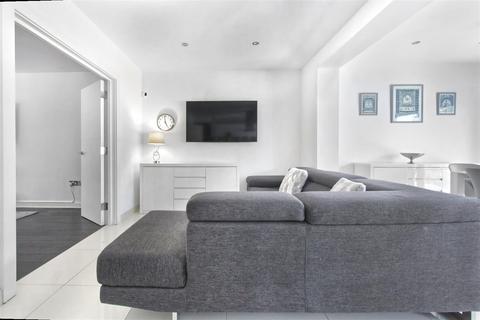 Tirconnel Barrow Lane, Cheshunt, Waltham Cross, EN7 5LN