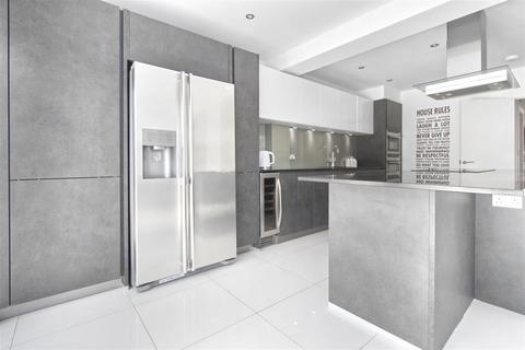 Tirconnel Barrow Lane, Cheshunt, Waltham Cross, EN7 5LN