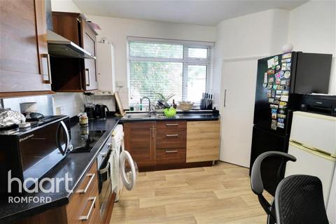 2 bedroom maisonette to rent, Southend Arterial Road - RM11