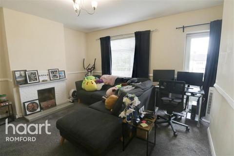 2 bedroom maisonette to rent, Southend Arterial Road - RM11