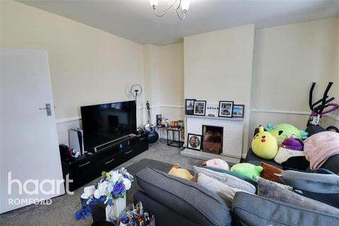 2 bedroom maisonette to rent, Southend Arterial Road - RM11