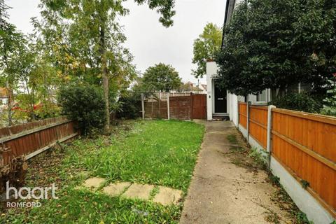 2 bedroom maisonette to rent, Southend Arterial Road, Hornchurch