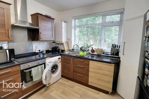 2 bedroom maisonette to rent, Southend Arterial Road, Hornchurch