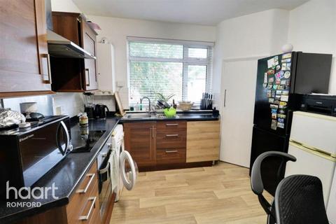 2 bedroom maisonette to rent, Southend Arterial Road, Hornchurch