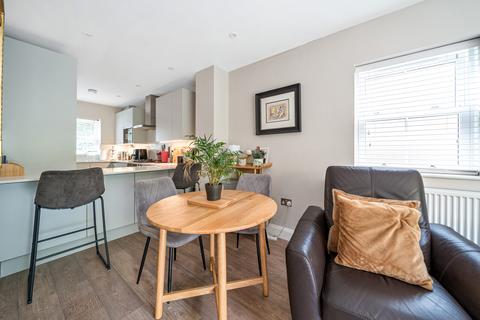 2 bedroom end of terrace house for sale, Vale Road, Weybridge, KT13