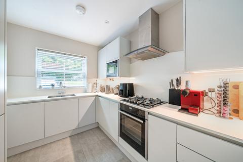 2 bedroom end of terrace house for sale, Vale Road, Weybridge, KT13