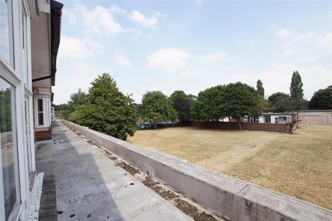 Flat 2, 22 Coten End, Warwick, CV34 4NS