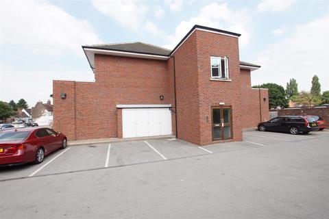 Flat 2, 22 Coten End, Warwick, CV34 4NS