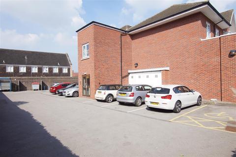 Flat 2, 22 Coten End, Warwick, CV34 4NS