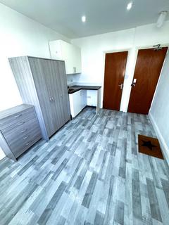 Studio to rent, Aldborough Road South, Ilford IG3