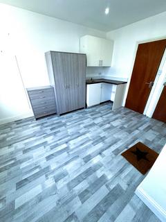 Studio to rent, Aldborough Road South, Ilford IG3