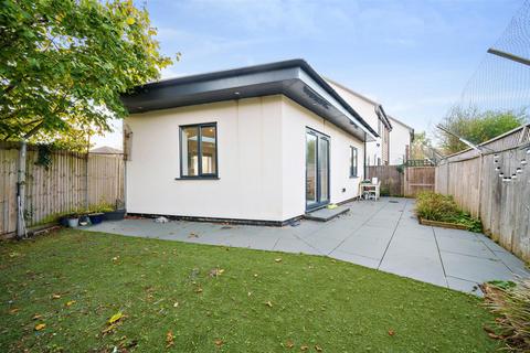 1 bedroom bungalow for sale, Hillcross Avenue, Morden SM4