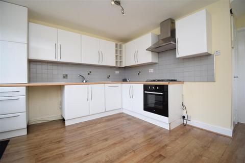 2 bedroom townhouse to rent, Ashmore Drive, Ossett WF5