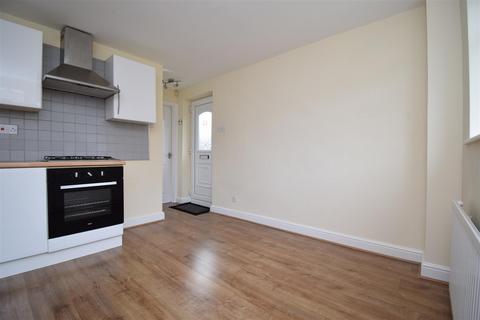 2 bedroom townhouse to rent, Ashmore Drive, Ossett WF5