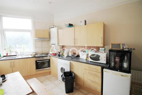 3 bedroom flat to rent, The Crescent, Hyde Park, Leeds