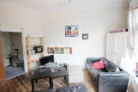 3 bedroom flat to rent, The Crescent, Hyde Park, Leeds