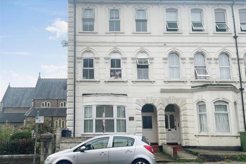 2 bedroom flat to rent, Victoria Road, Aldershot